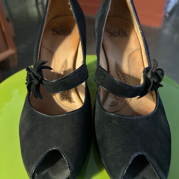 Perfect for Christmas!!! Gorgeous Sofft suede open toe heels - Picture 3 of 5